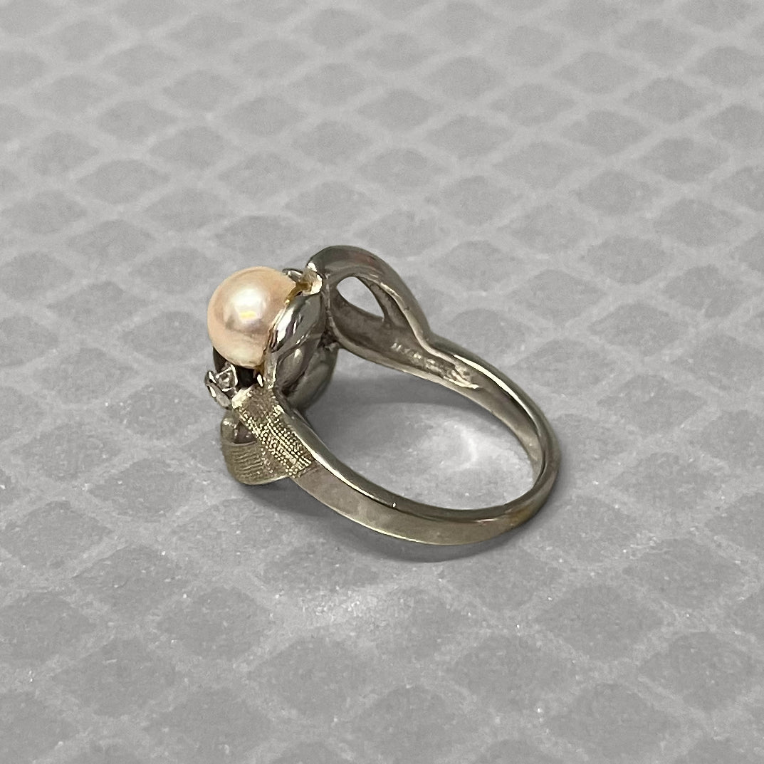 Preowned White Gold Black and White Cultured Pearl and Diamond Ring