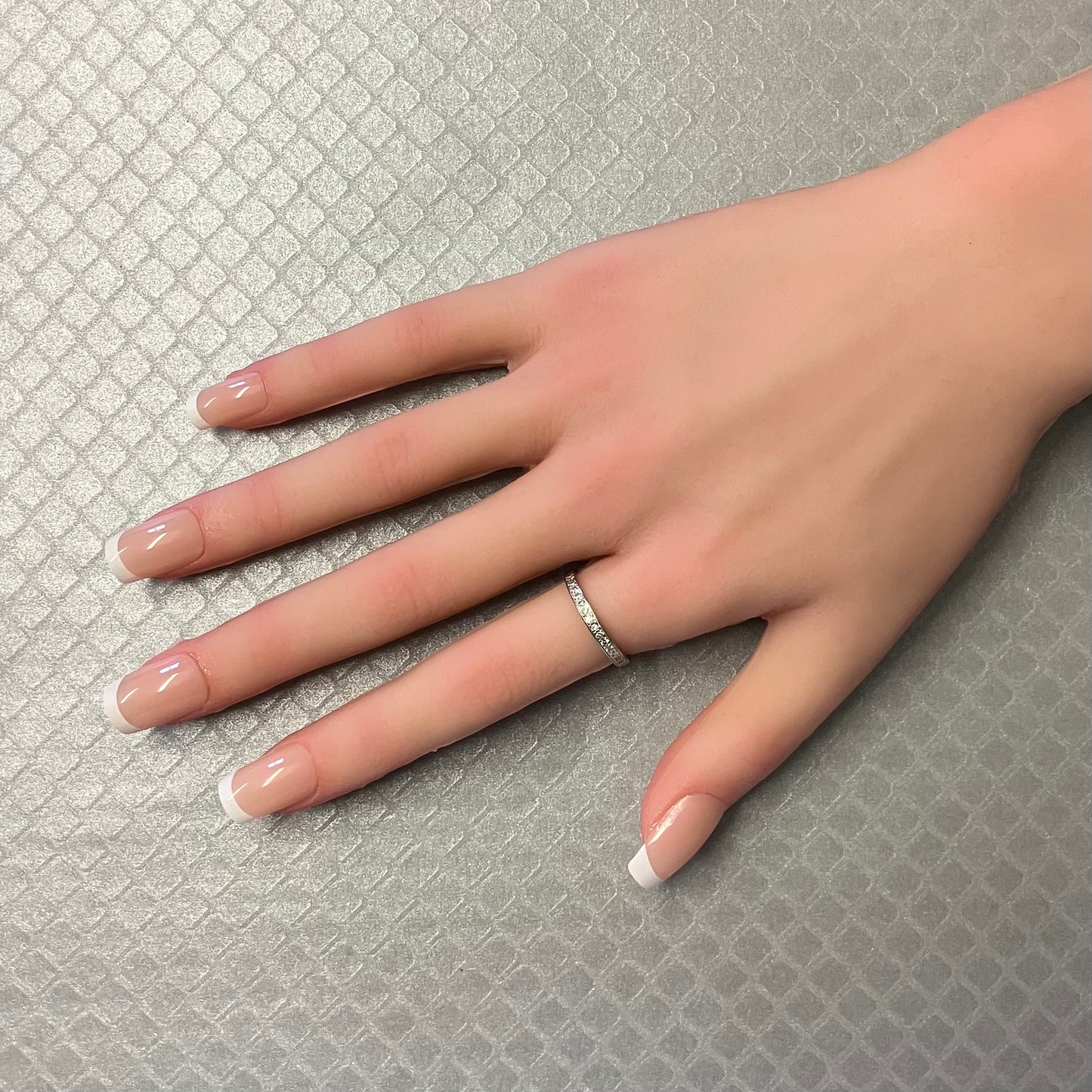 Preowned White Gold and Diamond Graduated Prong Set Band