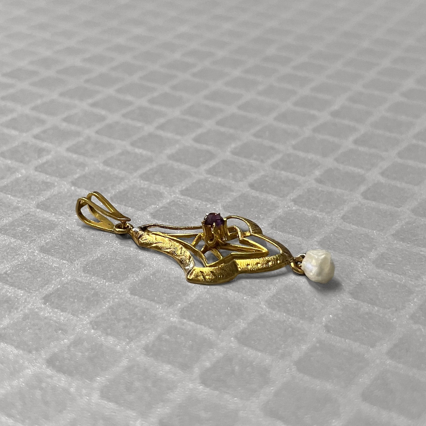 Preowned Yellow Gold Purple Glass and Pearl Pendant