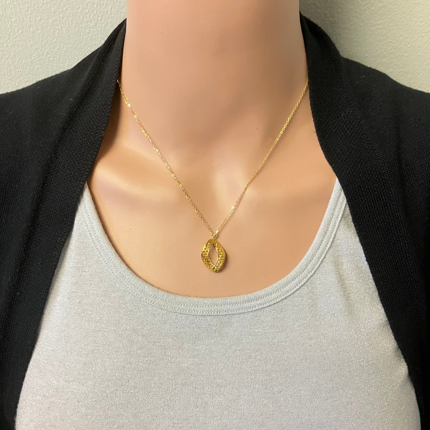 Preowned Yellow Gold Honeycomb Pendant