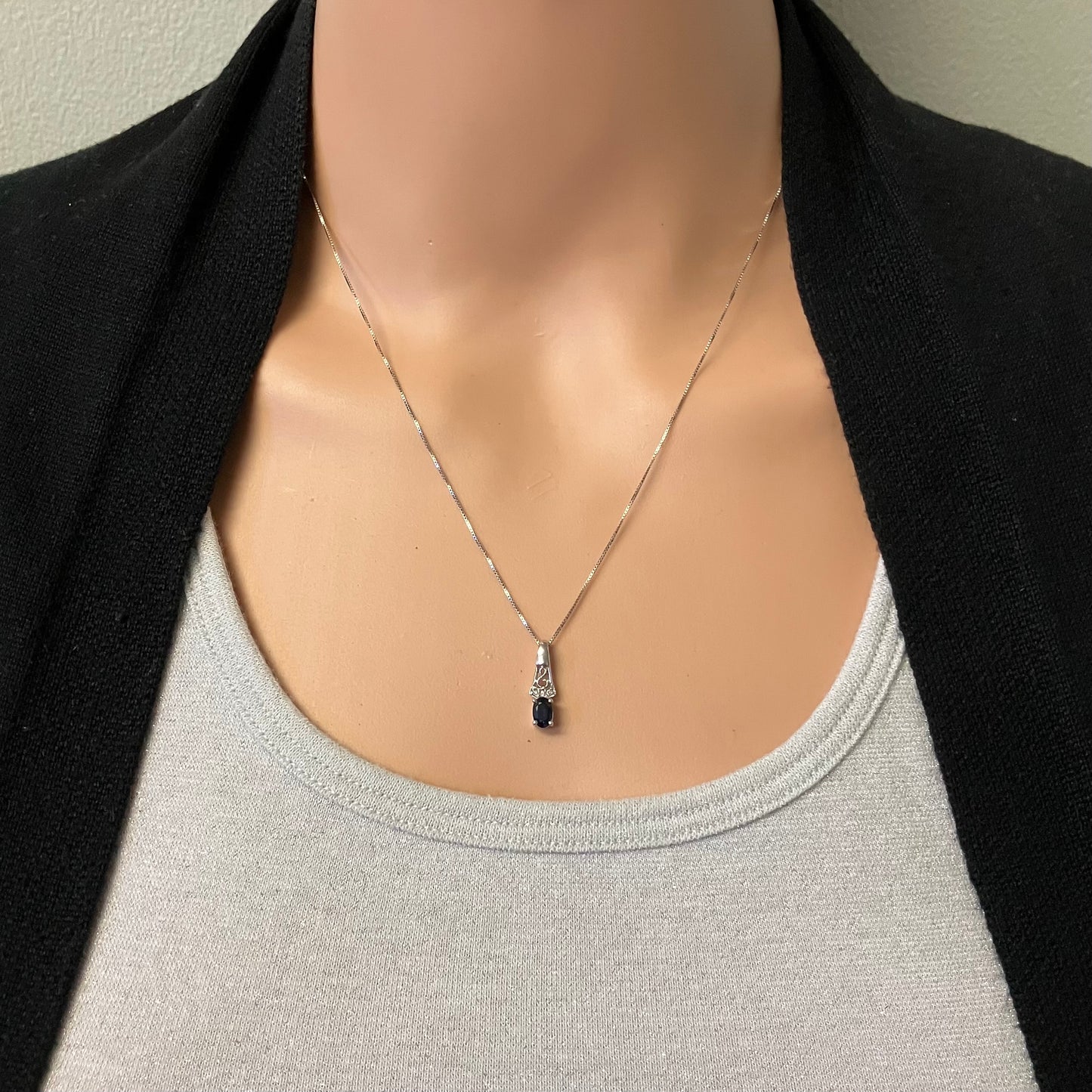 Preowned White Gold and Blue Sapphire Pendant