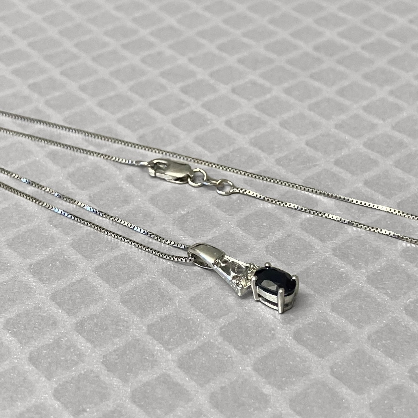 Preowned White Gold and Blue Sapphire Pendant
