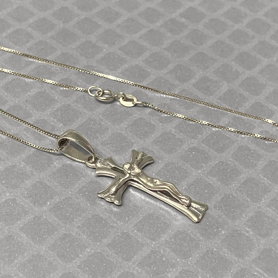Preowned White Gold Crucifix Pendant