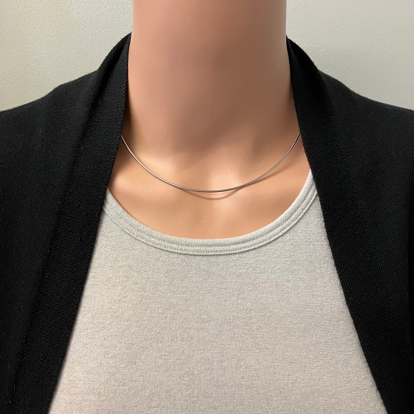 Preowned White Gold Thin Omega Collar