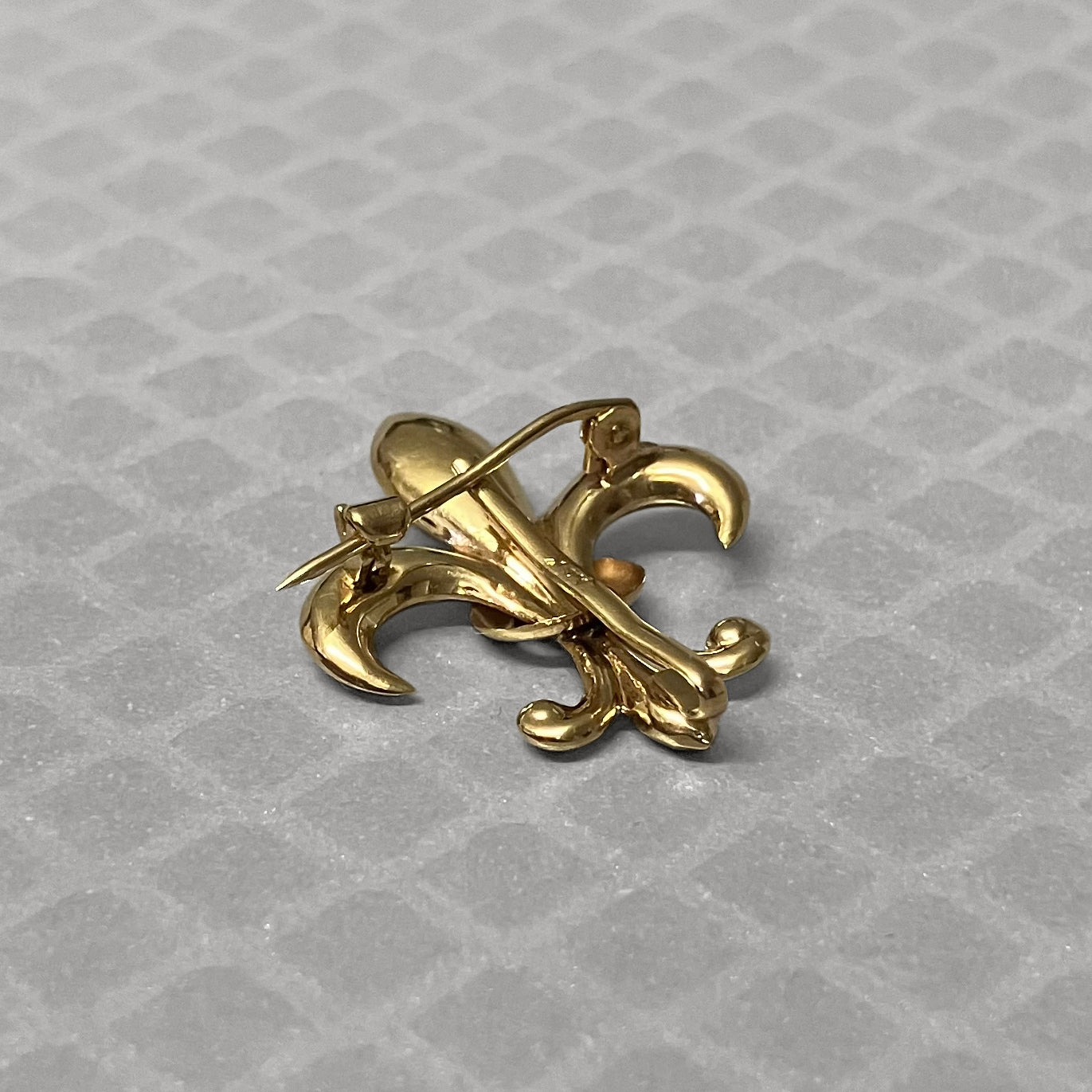Preowned Yellow Gold Faceted Fleur de Lis Brooch
