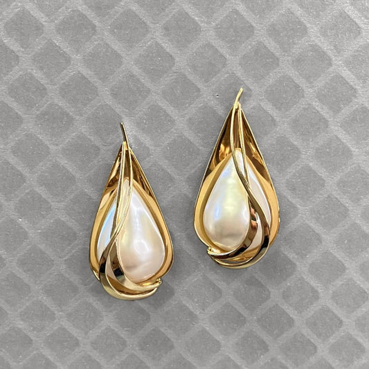 Preowned Yellow Gold and Pear Shape Mabe' Pearl Earrings