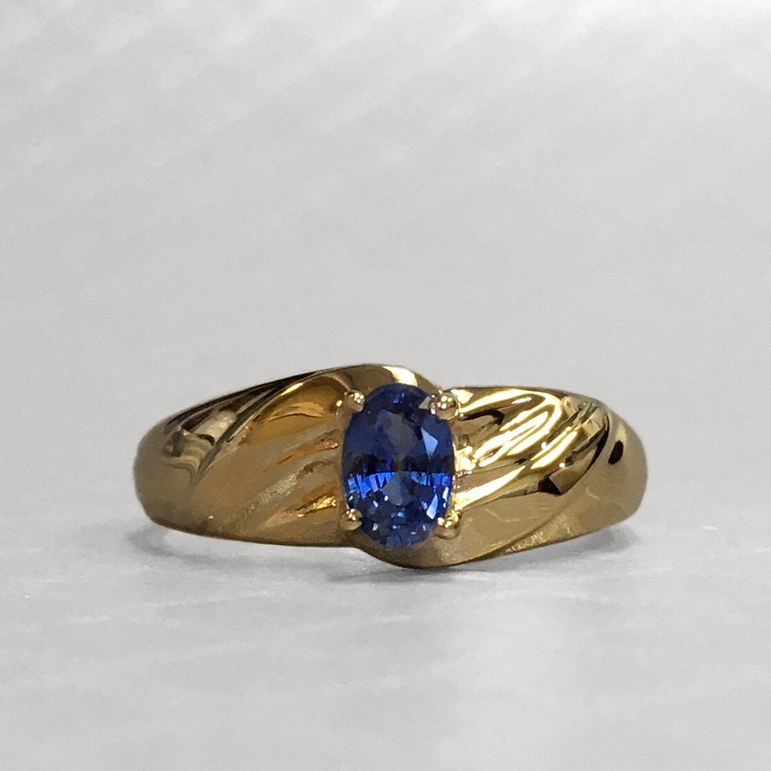 Preowned Yellow Gold and Blue Sapphire Ring