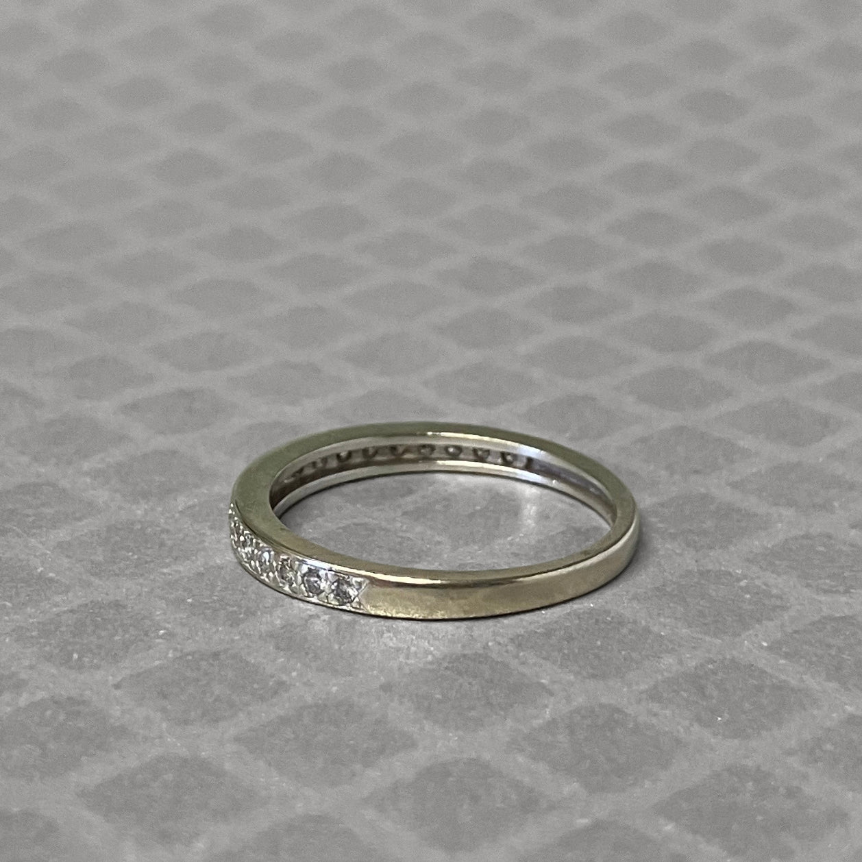 Preowned White Gold and Diamond Graduated Prong Set Band