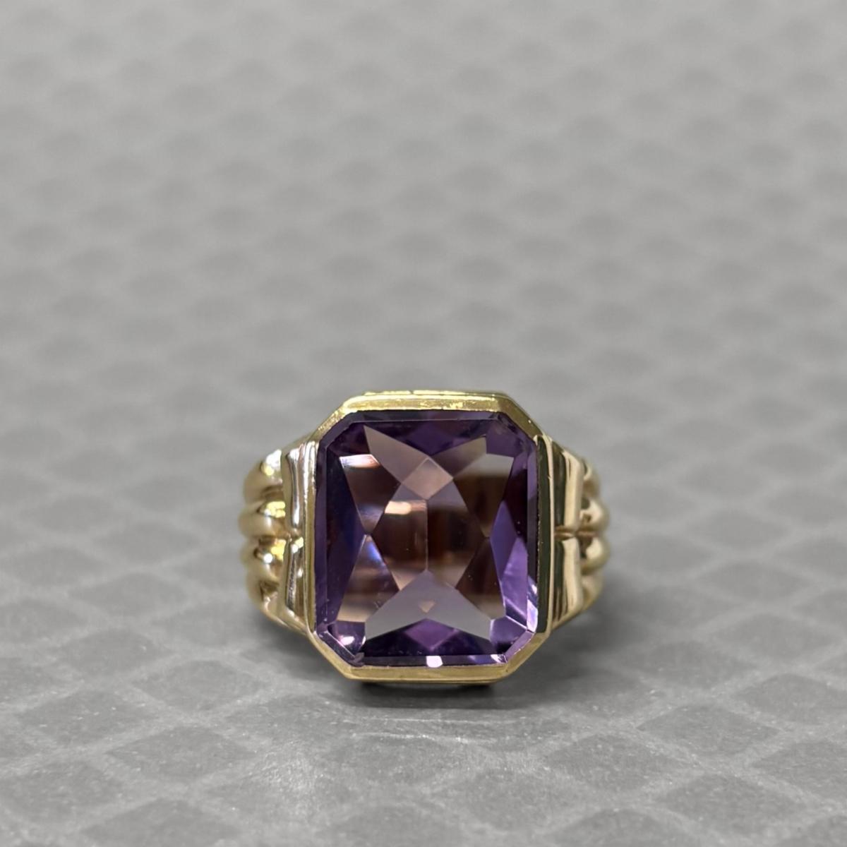 Preowned Yellow Gold and Flat Top Rectangle Amethyst Ribbed Ring