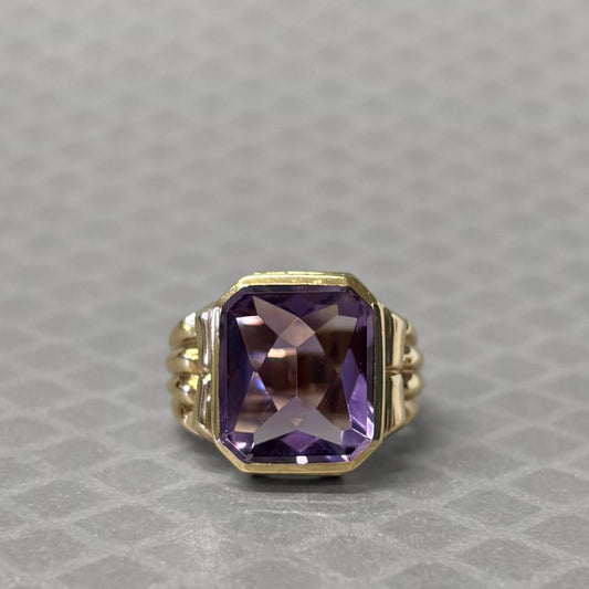 Preowned Yellow Gold and Flat Top Rectangle Amethyst Ribbed Ring