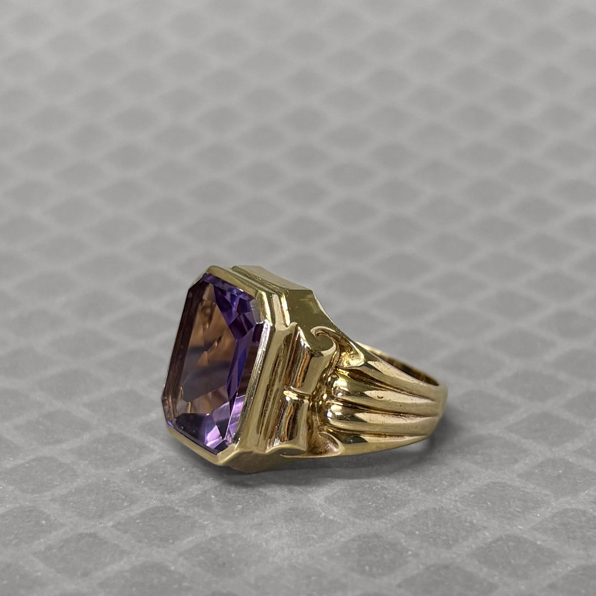 Preowned Yellow Gold and Flat Top Rectangle Amethyst Ribbed Ring