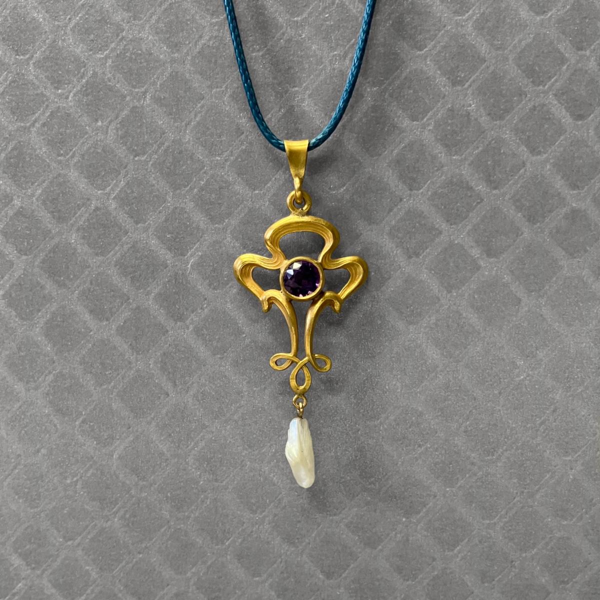 Preowned Yellow Gold Amethyst and Angel Wing Pearl Lavalier Pendant