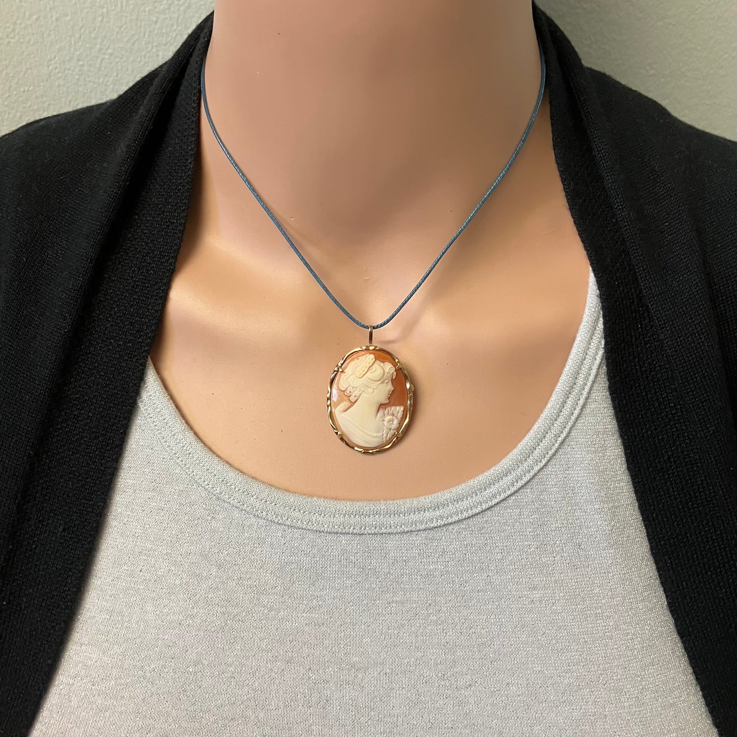 Preowned Yellow Gold and Shell Cameo Brooch
