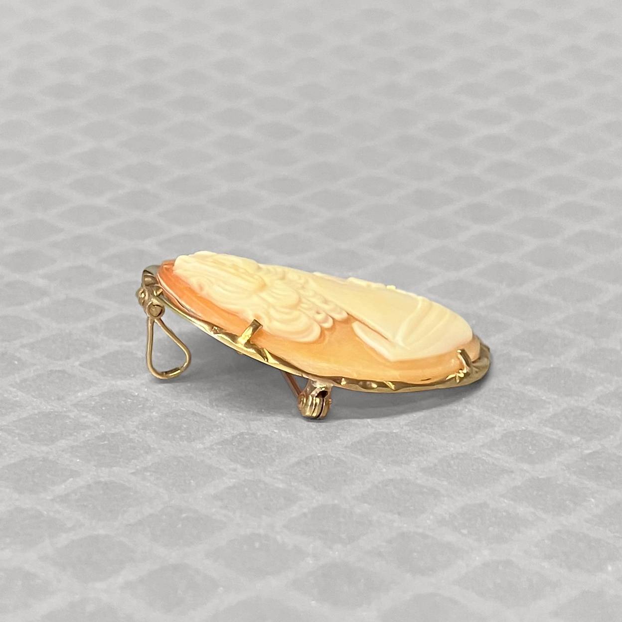 Preowned Yellow Gold and Shell Cameo Brooch