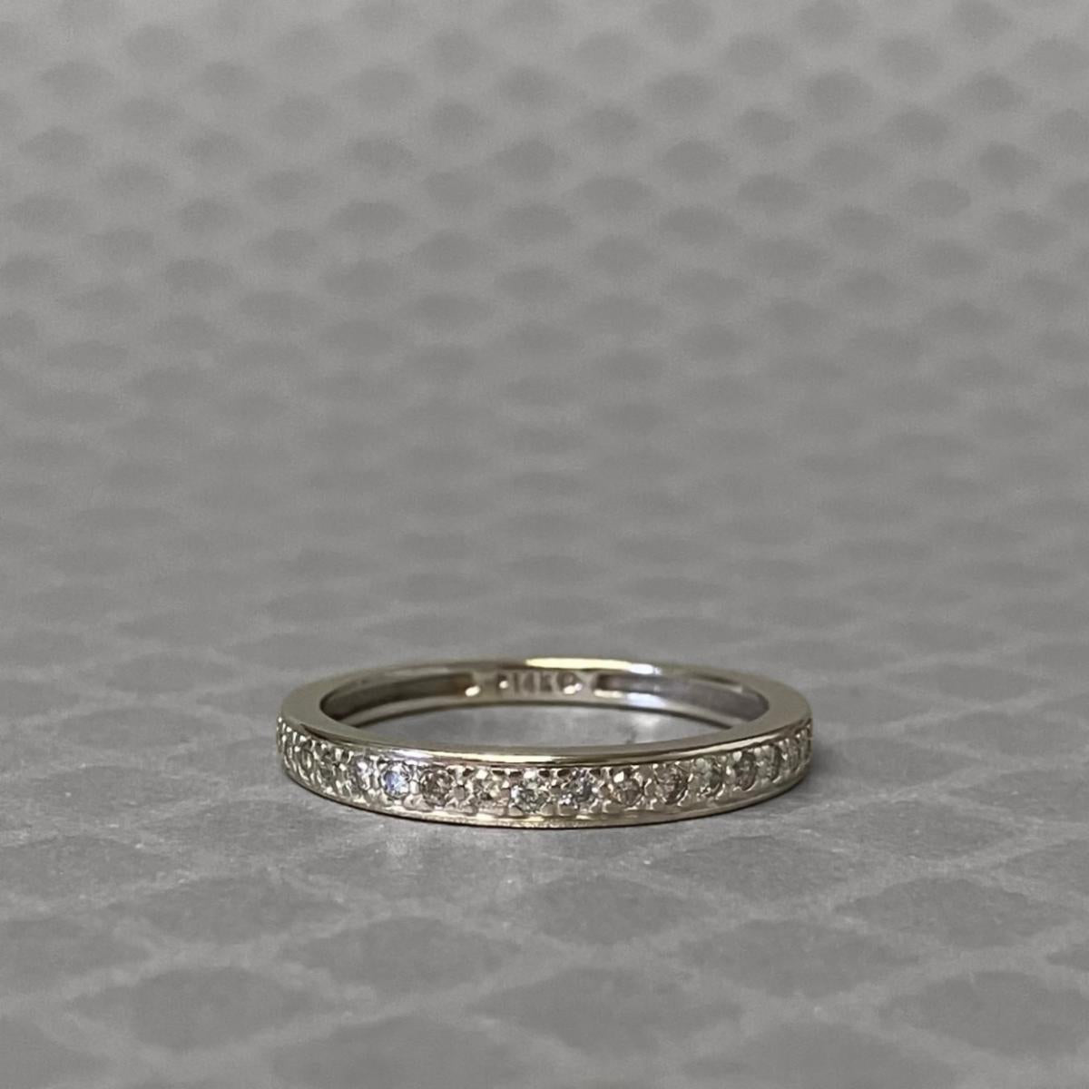 Preowned White Gold and Diamond Graduated Prong Set Band