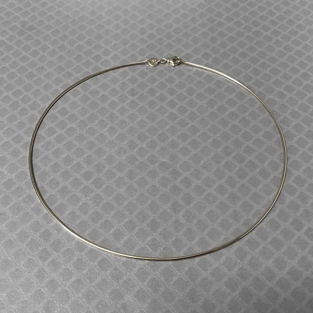 Preowned White Gold Thin Omega Collar